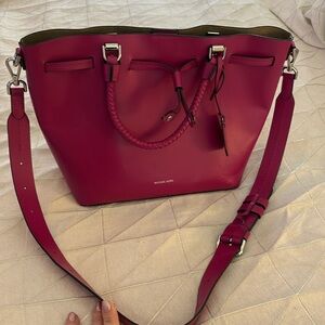 Michael Kors Pink Shoulder Bag with Elegant Design